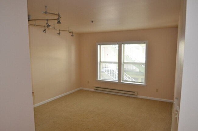 Building Photo - Ambassador II - 1BR Condo - Great Location...