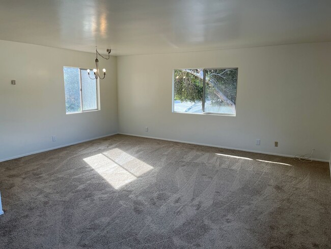 Building Photo - 206-210 Vista Glen Ln