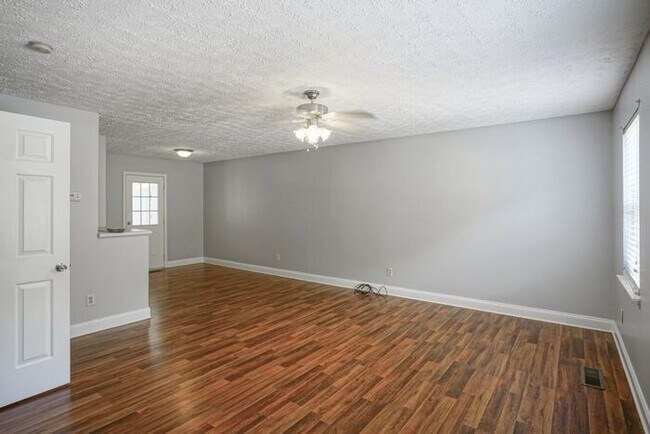 Building Photo - Single Family | Sunroom | Fenced yard