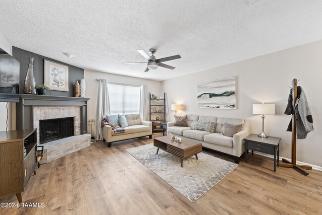 Foto del edificio - 1304 E Bayou Pkwy