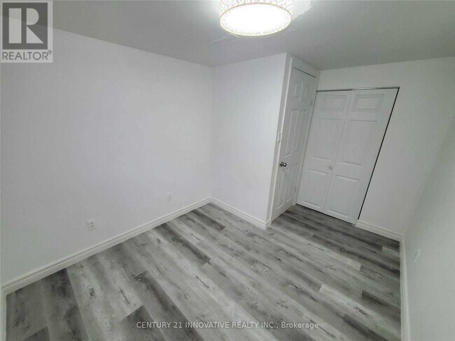 Building Photo - 991 Hortop St