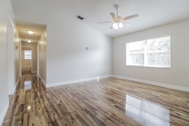 Building Photo - 2215 Justin Ave