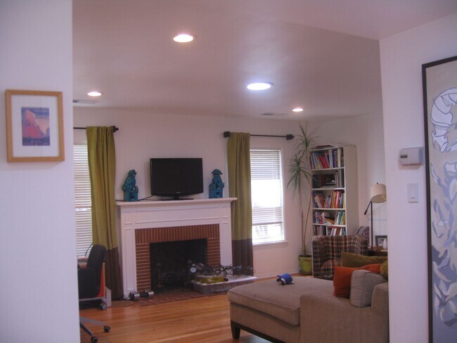 Building Photo - 8267 Willoughby Ave