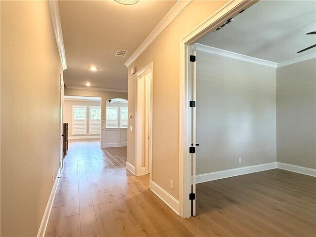 Foto del edificio - 6220 Bellmoore Park Ln