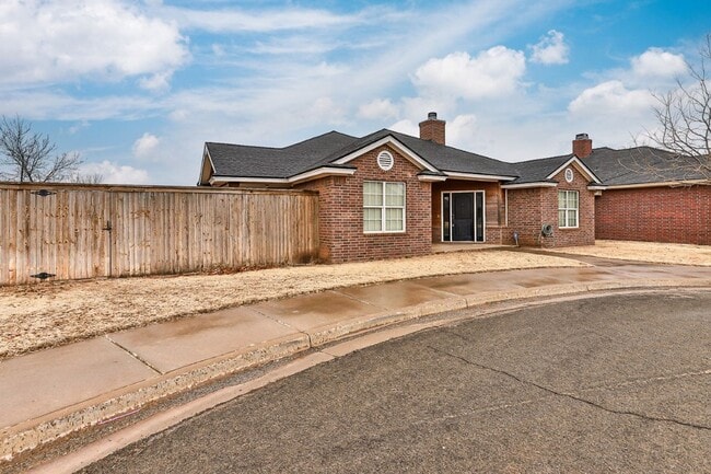 Building Photo - Great 3 Bedroom 2 Bath house with Office!!