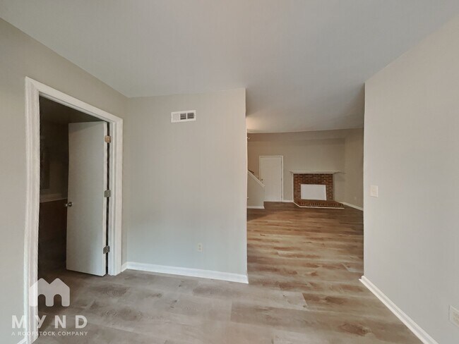 Foto del edificio - 6732 Woodwedge Dr
