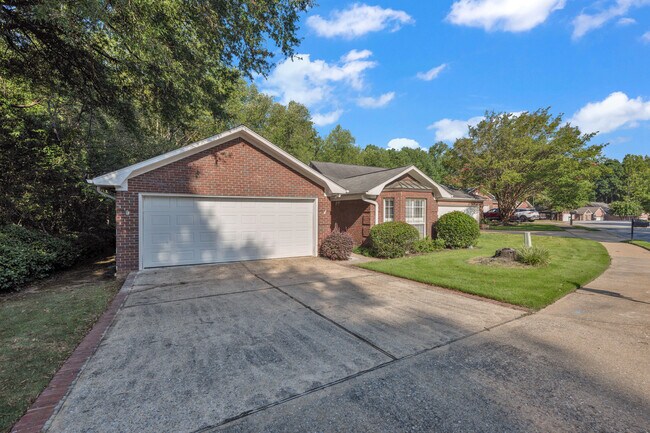 Foto del edificio - 2101 Fox Ridge Rd