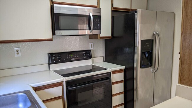 Kitch oven & refrigerator - 11321 Avenida de los Lobos