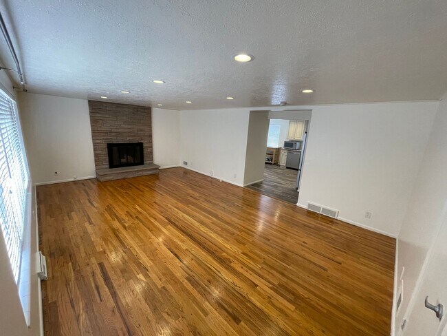 Foto del edificio - Charming 2 Bed 2 bathroom home with tons of storage space!