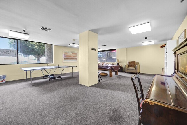Building Photo - Spacious End-Unit Hollywood Condo with 2 Parking Spaces