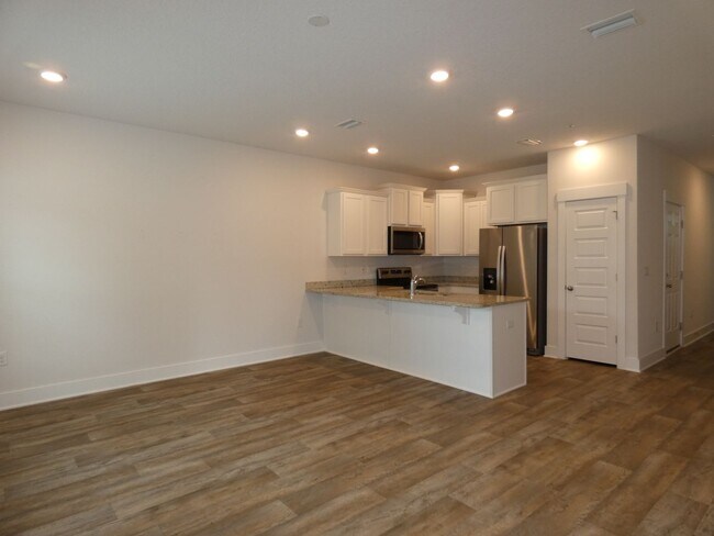 Building Photo - 3-Bedroom Townhome - Admiral's Quarters