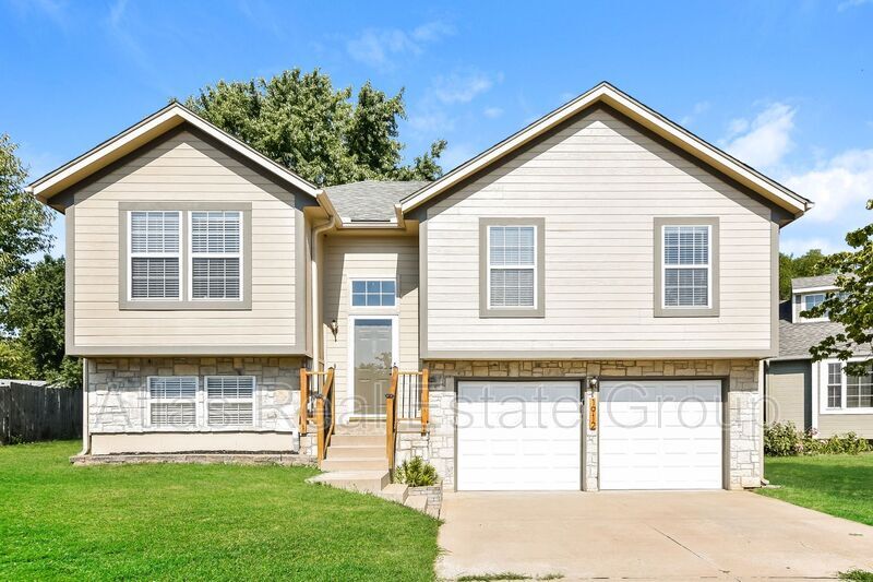 1912 NE Gatewood Dr, Lee's Summit, MO 64086 House for Rent in Lee's Summit, MO