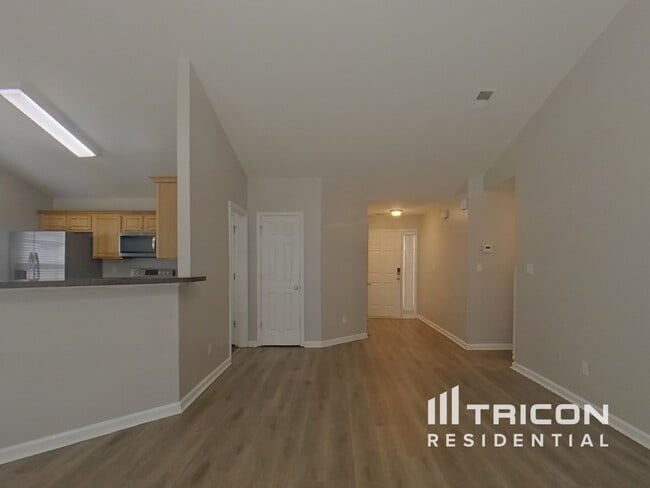 Building Photo - 425 Eglington Tr