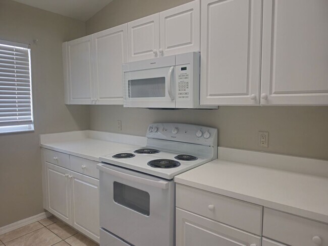 Building Photo - 2 bed 2 bath