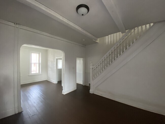 Building Photo - 750 W Poplar St