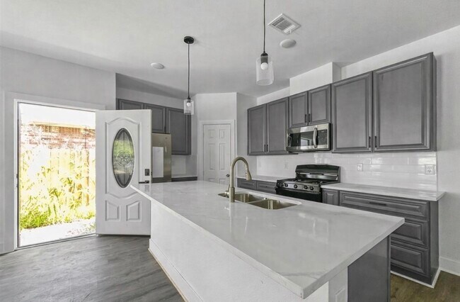 Foto del edificio - 6010 Bobby Burns St