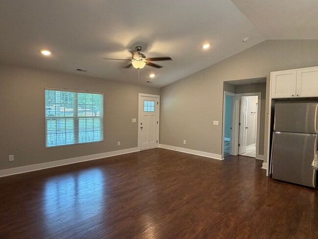 Building Photo - Home in country just minutes from town!