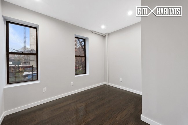 Foto del edificio - 102 E 103rd St