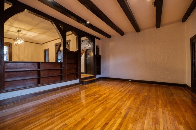 Foto del edificio - Storybook Tudor New Renovated | Two Full Kitchens | Full Finished Basement