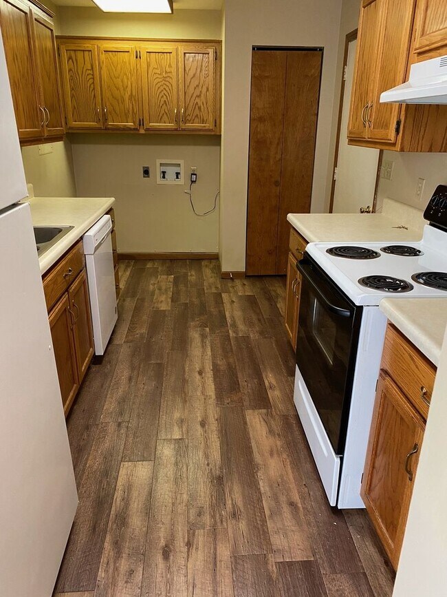 Building Photo - New Listing! @ 2 bd/1bath with attached ga...