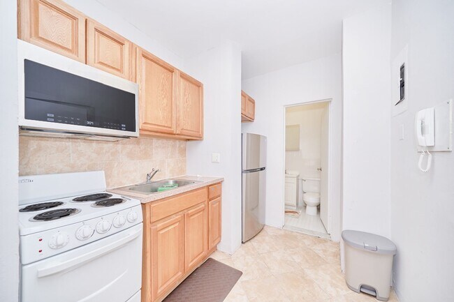 Foto del edificio - JUST LISTED STUDIO IN THE HEART OF HELL’S KITCHEN