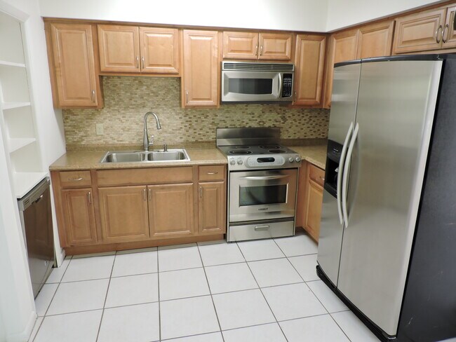 cocina con electrodomésticos de acero inoxidable - 9046 SE Parkway Dr