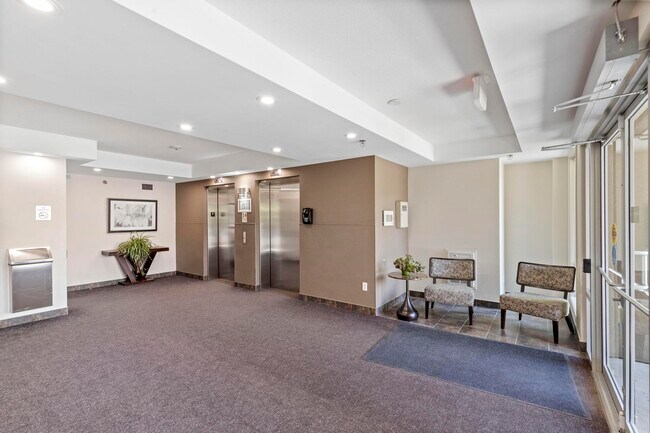 Photo du bâtiment - Lake Country Lofts Apartments