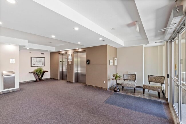 Photo du bâtiment - Lake Country Lofts  Apartments