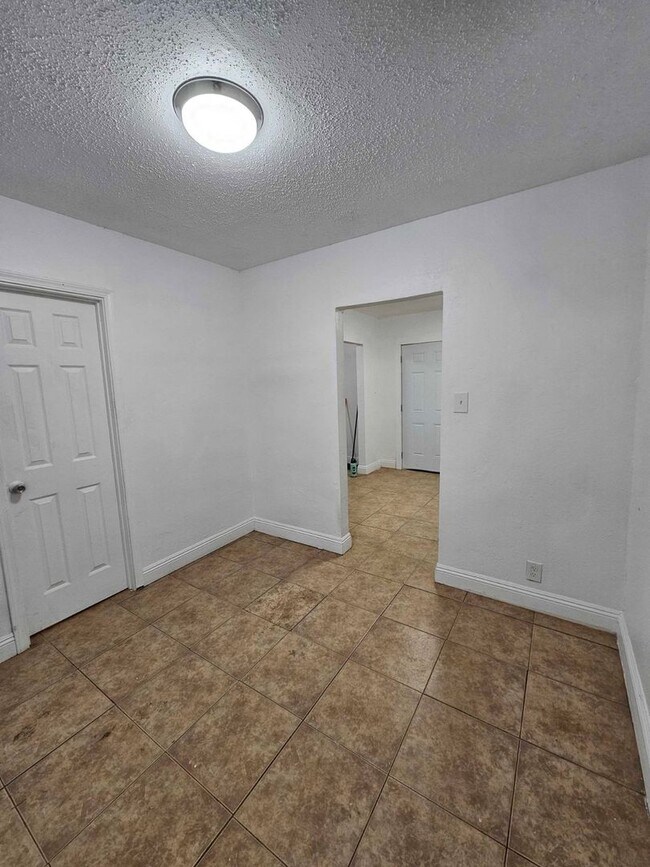 Building Photo - 710 Sequoia Dr