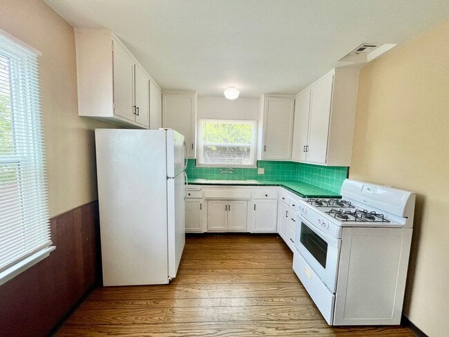 Building Photo - 3BR Home in Fairmount Park - Spacious Yard & Prime Location!