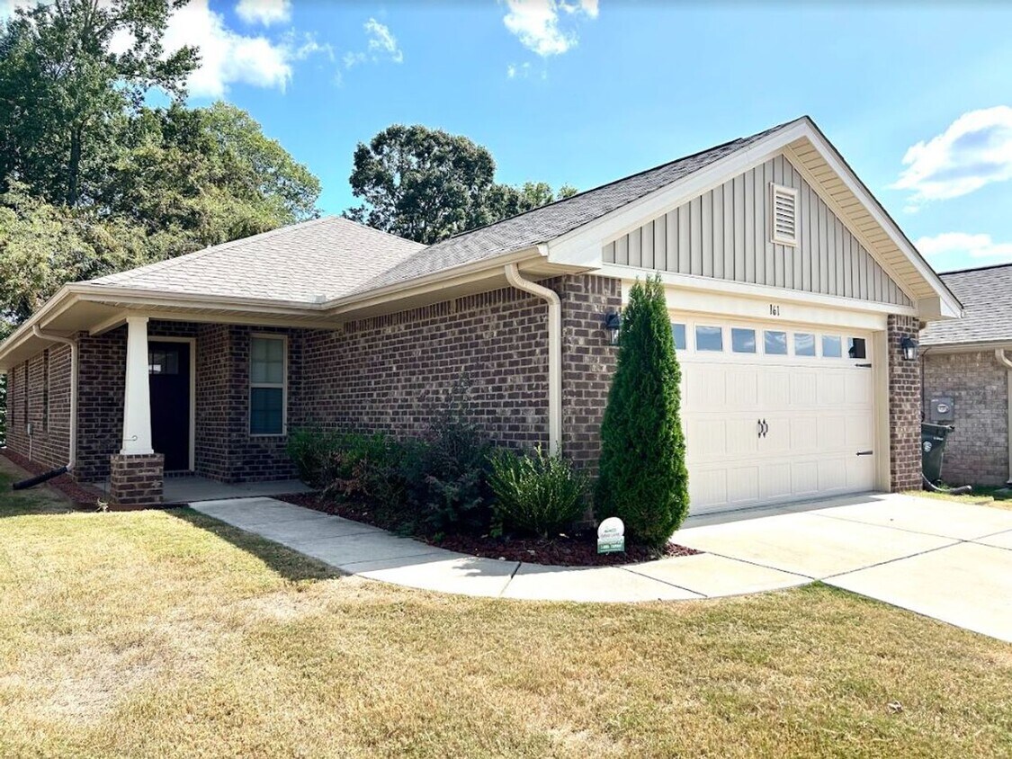 Primary Photo - BEAUTIFUL THREE BED, TWO BATH FULL BRICK H...