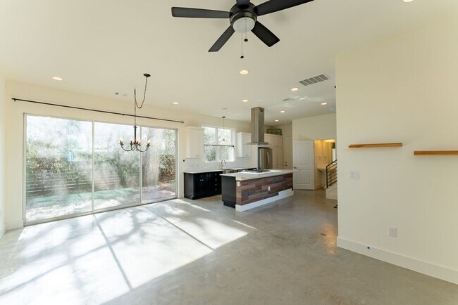 Foto del edificio - Spacious + Modern East Austin Contemporary 3bd/2.5ba + 3rd Floor Bonus Room!