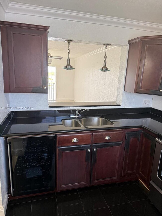 Foto del edificio - 8600 N Sherman Cir