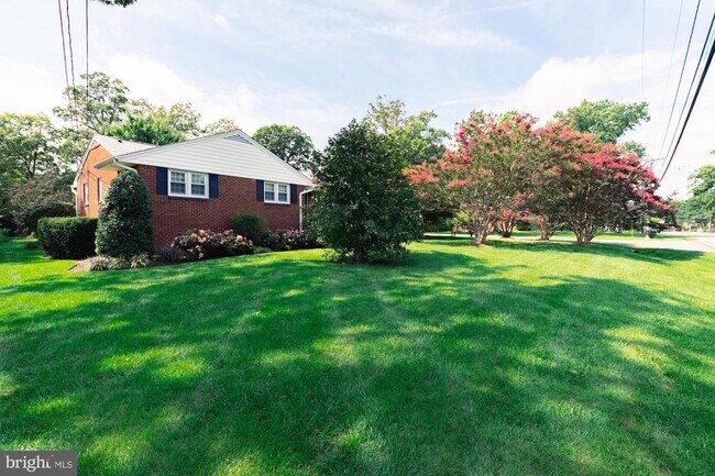 Building Photo - 6000 Westchester St
