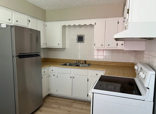 Building Photo - 824 Oak Leaf Dr