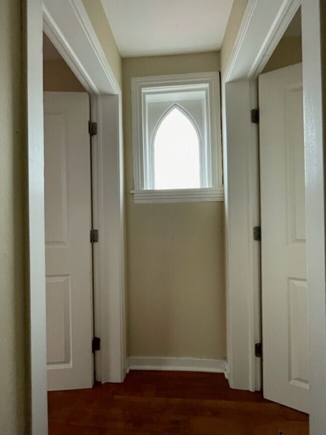 Building Photo - Renovated 2-Bedroom Apartment in the Heart...