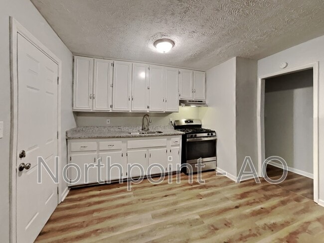 Building Photo - 4435 Lincolndale Dr