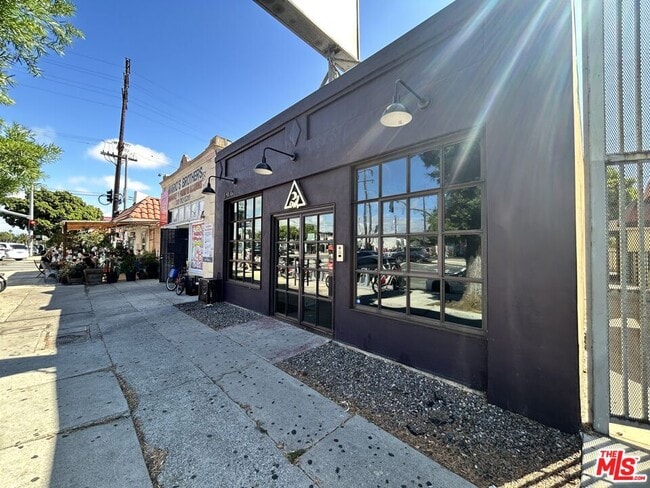 Foto del edificio - 12906 Venice Blvd.