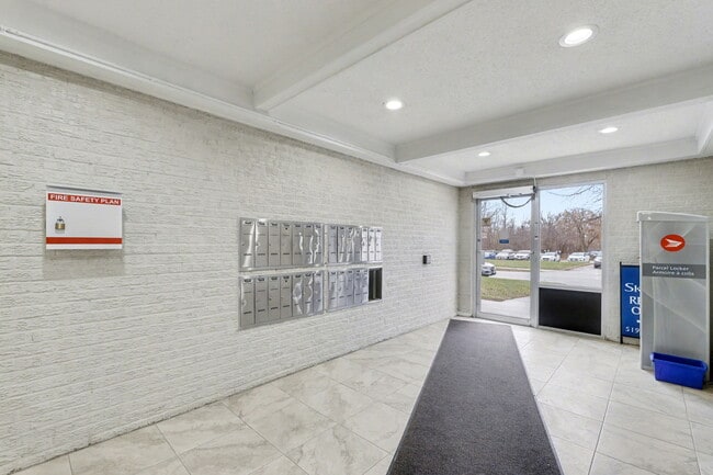 Photo du bâtiment - Elgin Woods Apartments