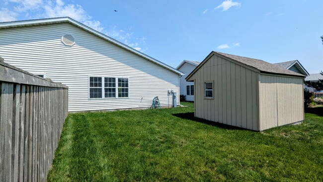 Building Photo - 1643 Chestnut Dr