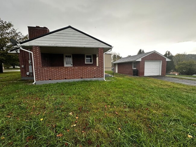 Building Photo - Updated Home with Parking in Radford