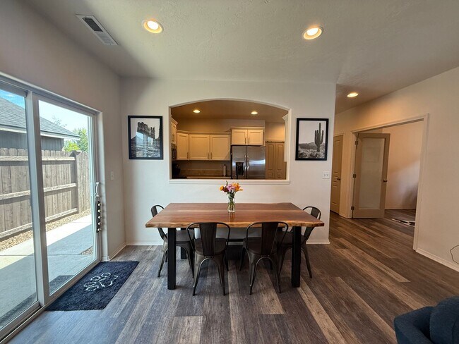 Foto del edificio - CHECK OUT THIS BEAUTIFUL HOME IN MAPLE MEA...
