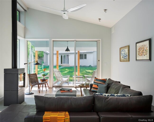 Building Photo - 425 Lake Dr