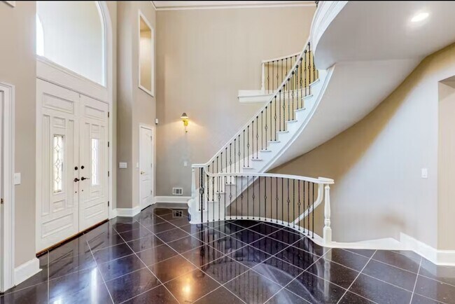 Building Photo - 8320 Sentinae Chase Dr