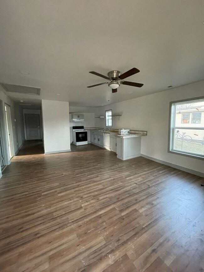 Building Photo - Knoxville 37919 - 3 bedroom, 2 bath home -...