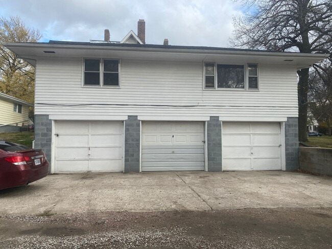 Building Photo - 730 E 12th St