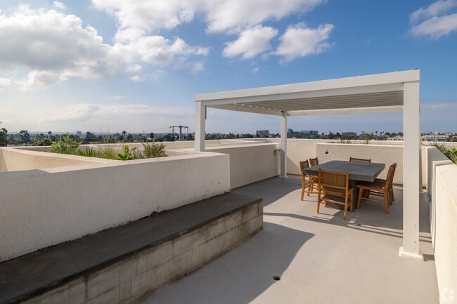 Building Photo - The Overland 16