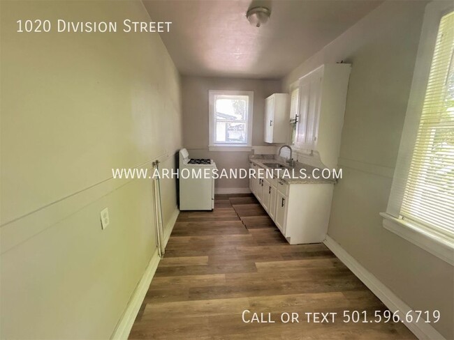 Building Photo - 1020 Division St