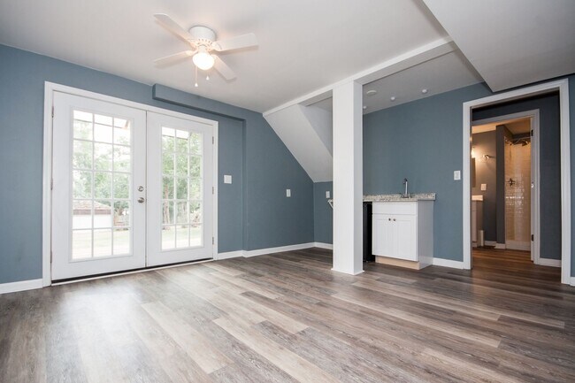 Foto del edificio - Huge 4 Bedroom 2 Bath Sylvan Park Classic! AVAILABLE NOW. Perfect for Roommates or a Home Office....