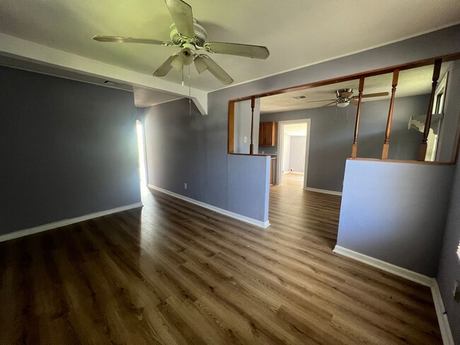 Building Photo - Single Family Home *LEASING SPECIAL AVAILA...